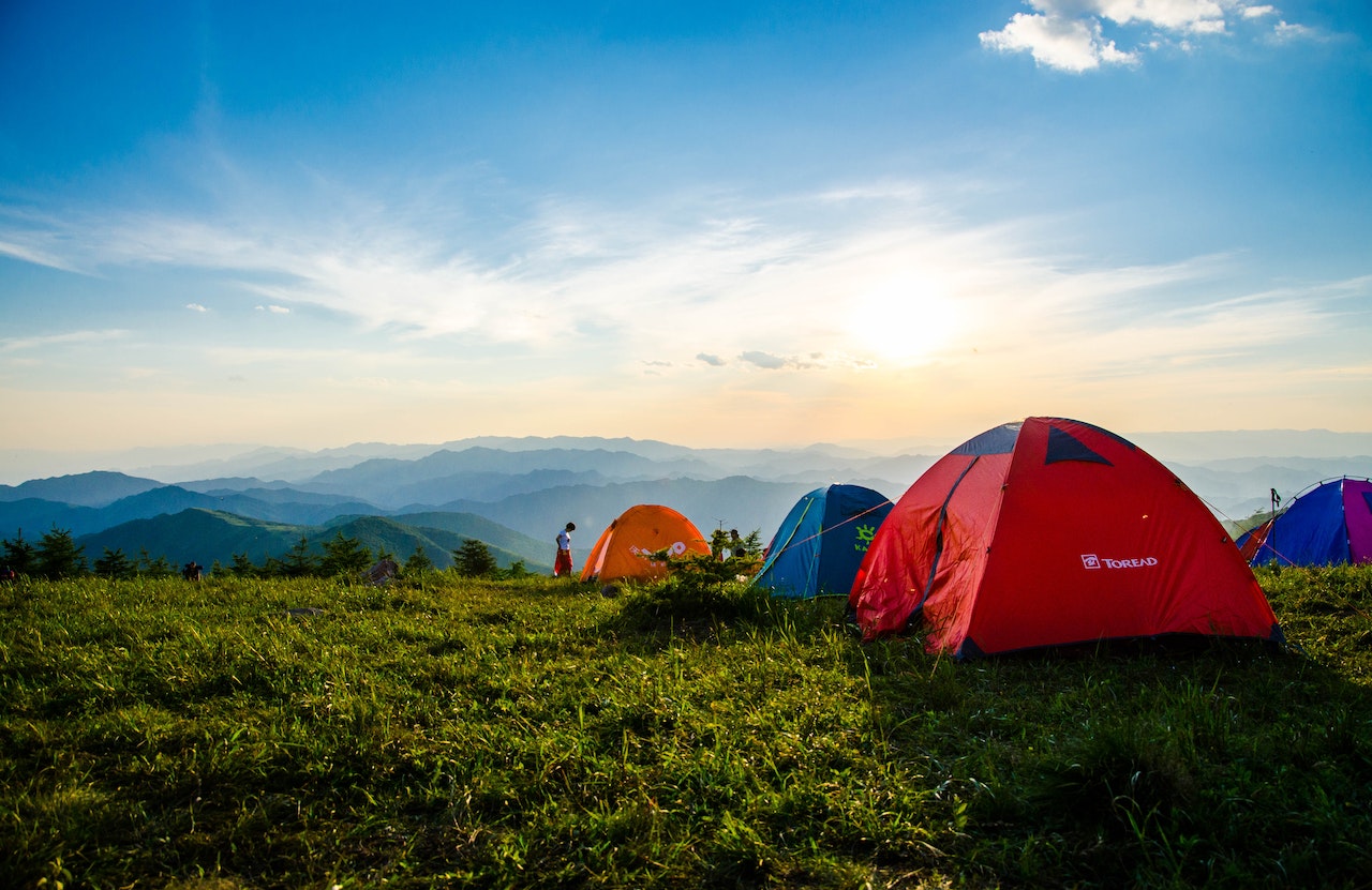 Wypożyczalnia namiotów: Wygodne rozwiązanie dla miłośników kempingu