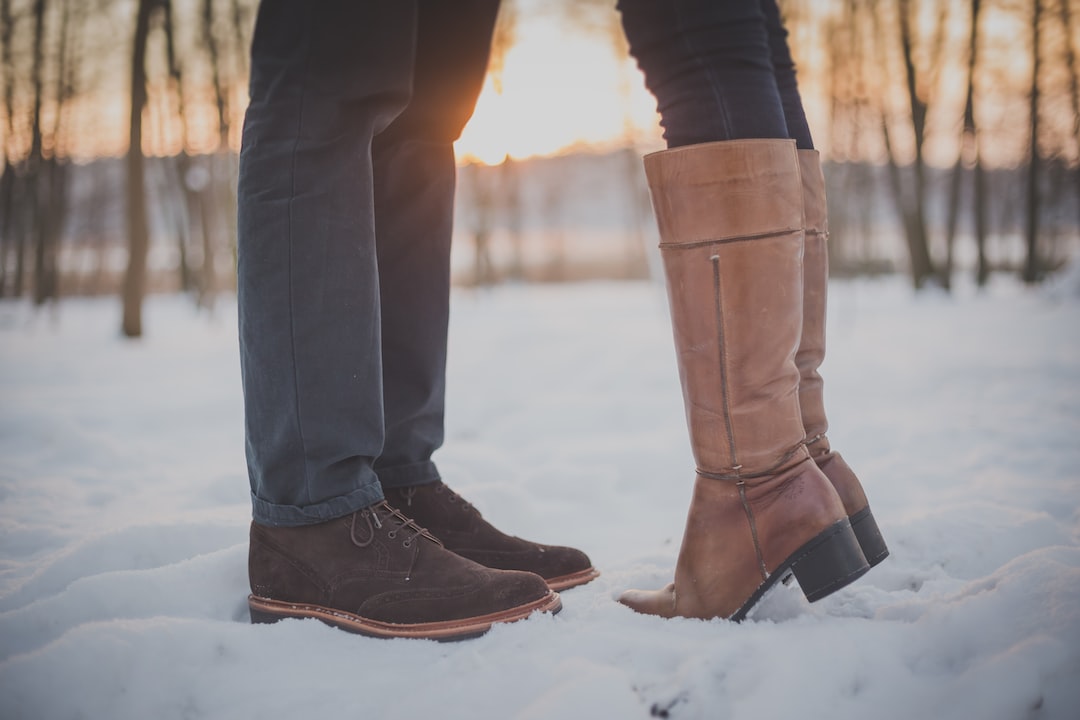 Warmia i wygoda bez kompromisów – jak dobrać idealne obuwie na zimowe wieczory?