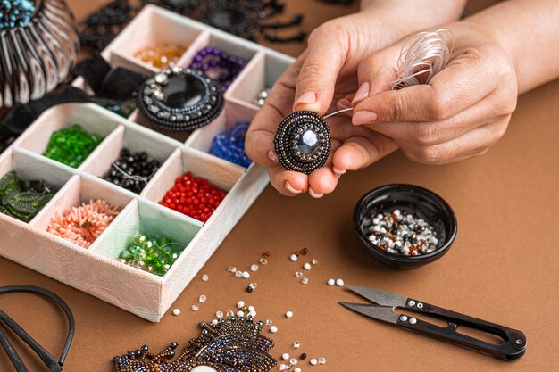 Odkrywając magię rękodzieła: jak zacząć przygodę z tworzeniem biżuterii