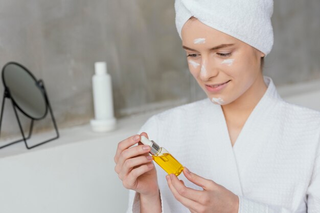 Jakie korzyści dla skóry dojrzałej przynosi stosowanie serum z kwasem ferulowym?