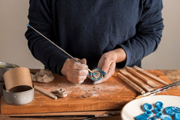 Tworzenie biżuterii z naturalnych materiałów: Inspiracje i techniki dla każdego twórcy