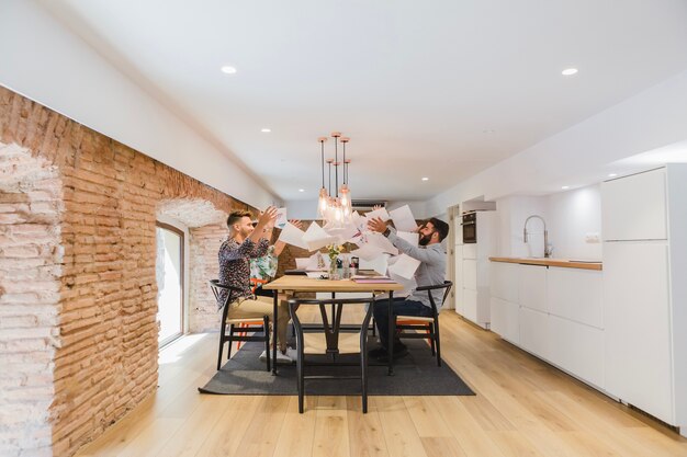 Zalety nowoczesnego oświetlenia sufitowego w aranżacji wnętrz