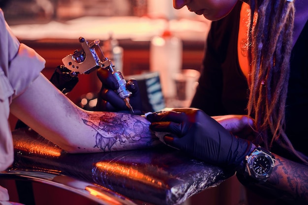 Jak wybrać idealne narzędzia do pracy dla profesjonalnego tatuatora?